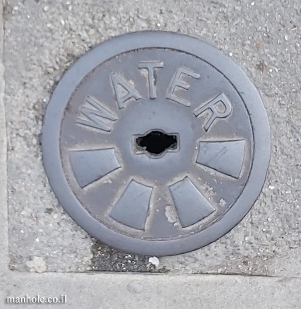 Oxford - A small water cap with a center hole (3)