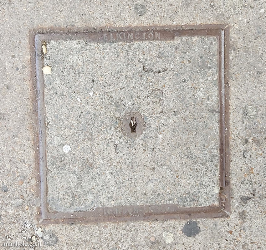 Richmond (London) - Concrete lid with lift opening in center