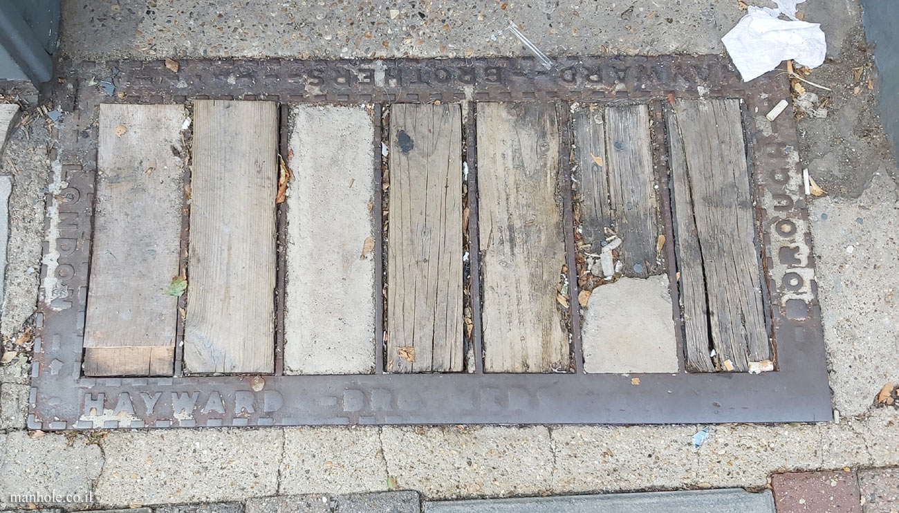 Richmond (London) - A metal frame that surrounds wooden boards