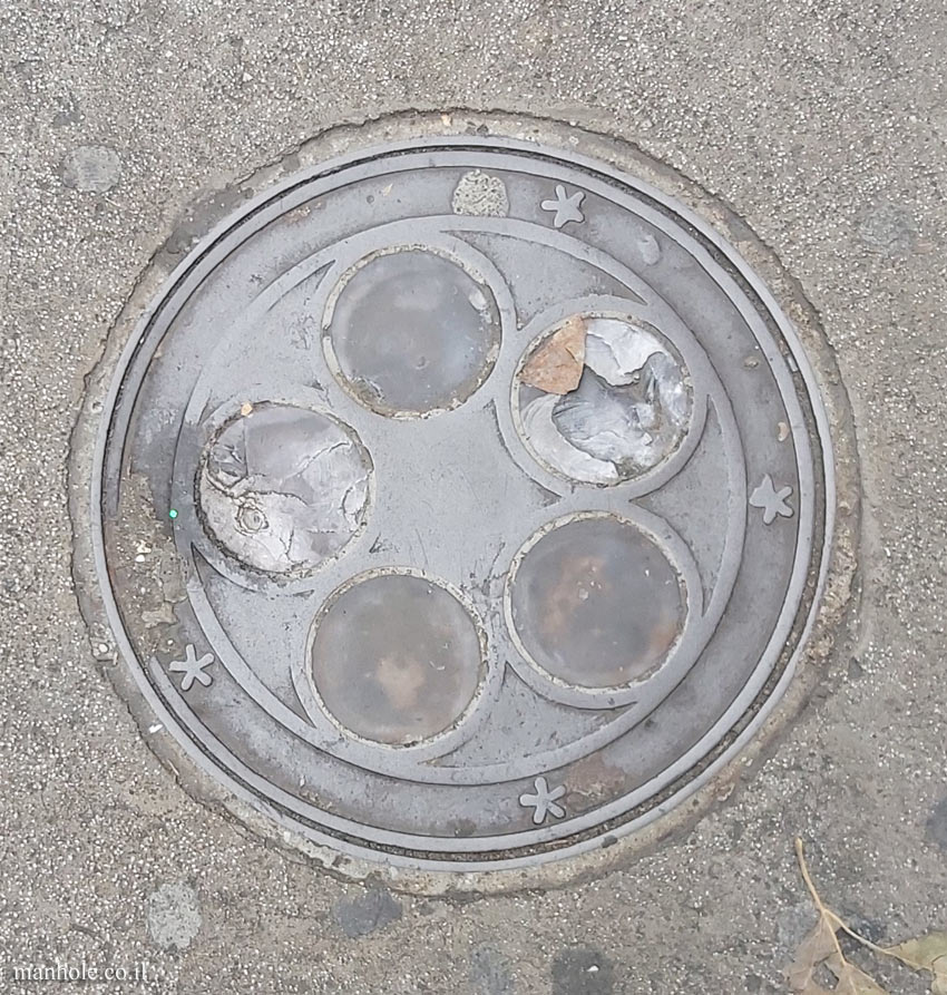 London - A lid with five circles