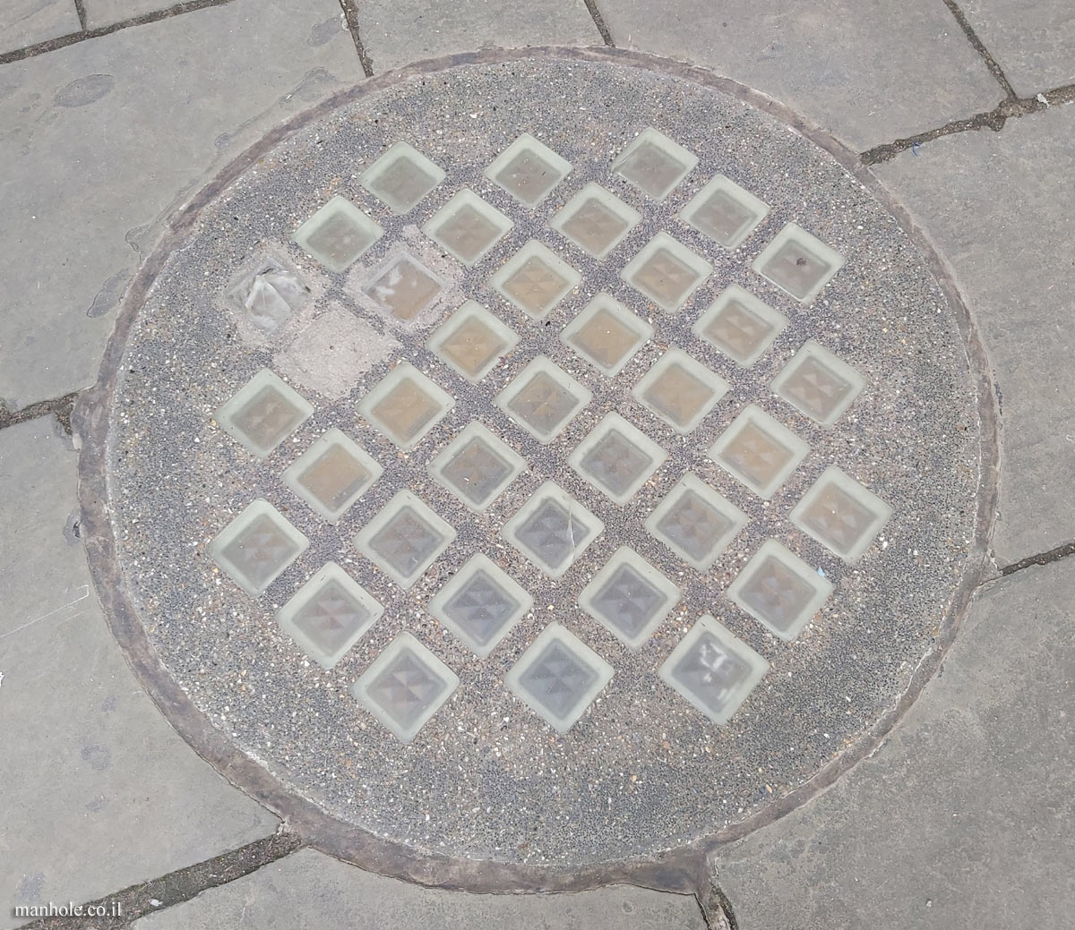 Oxford - Round concrete lid with transparent squares