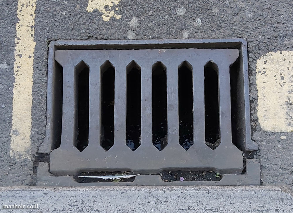 Oxford - Pavement drainage with a hinge and hexagonal grooves