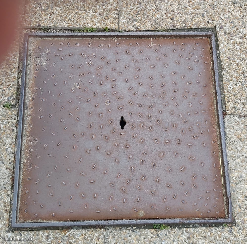 Budapest - Square lid with opening hole