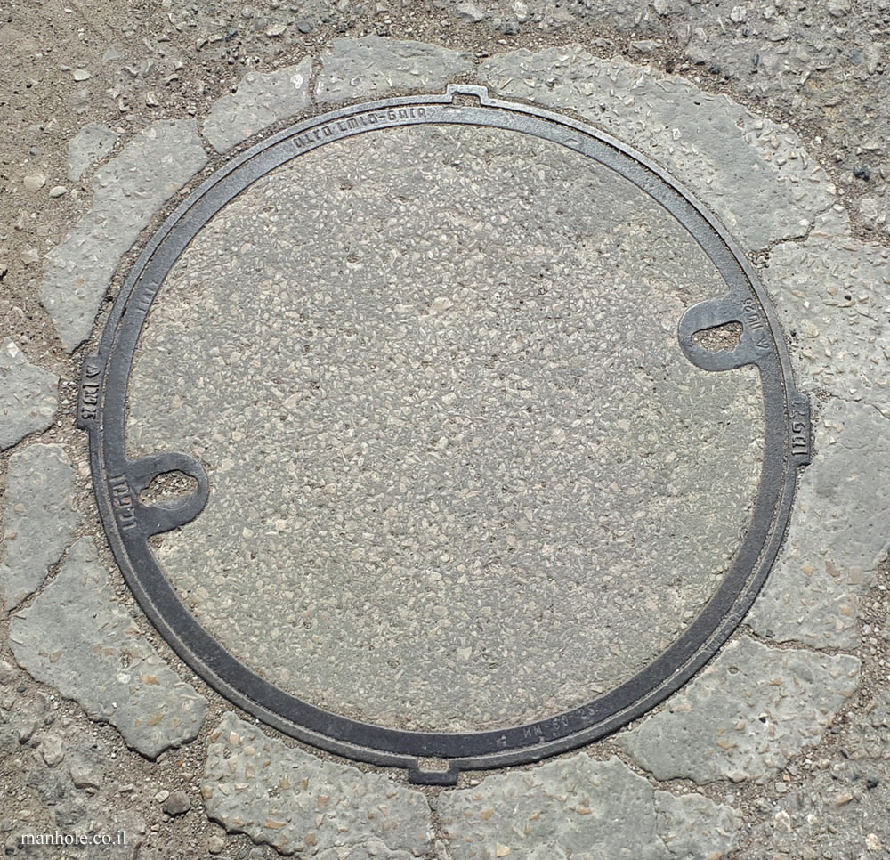 Sde Ya’akov - round concrete cover with a metal frame