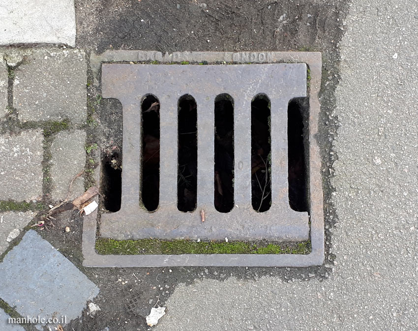 London - Greenwich - Pavement drainage