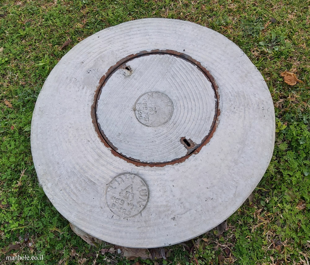 Adanim - Concrete lid with a metal frame inside a larger lid