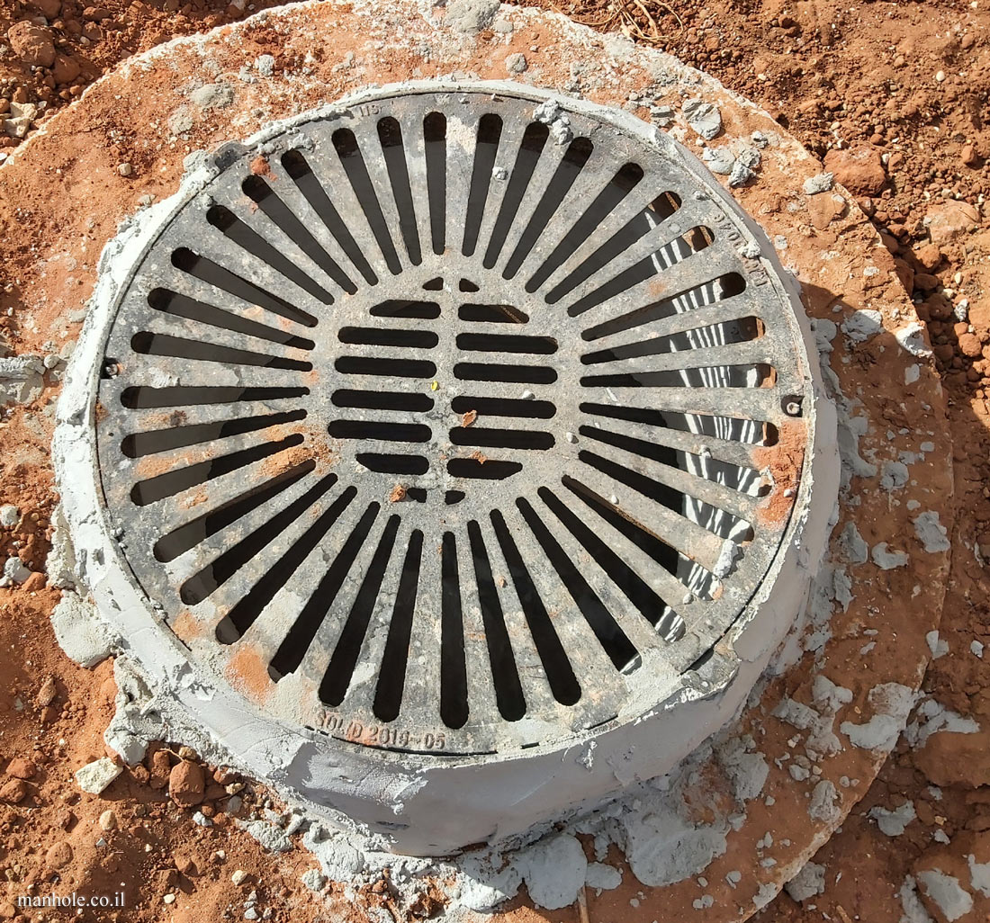Holon - a round drainage grate with hexagonal grooves in the center