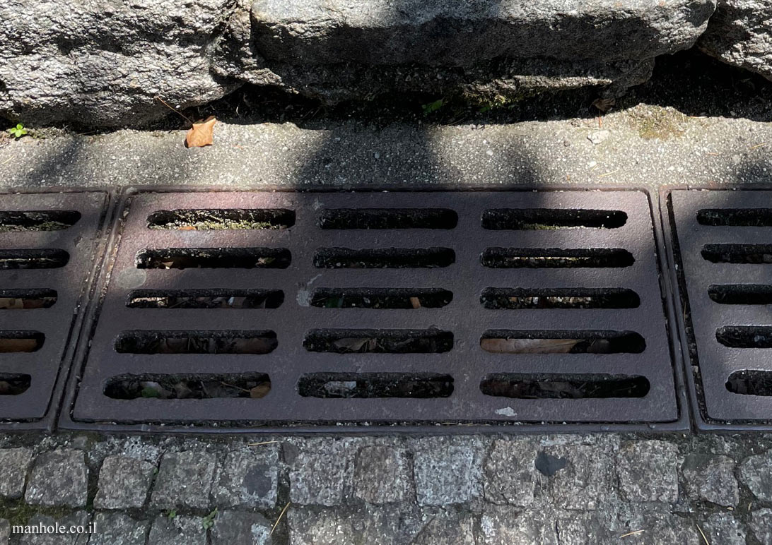 Gerês - Sidewalk drain with 3 rows of grooves