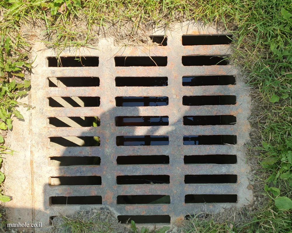 Canandaigua - Drain cover with a grid of rectangles