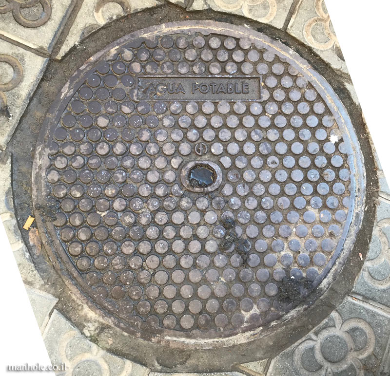 Cover: Barcelona - drinking water - round cover with dots