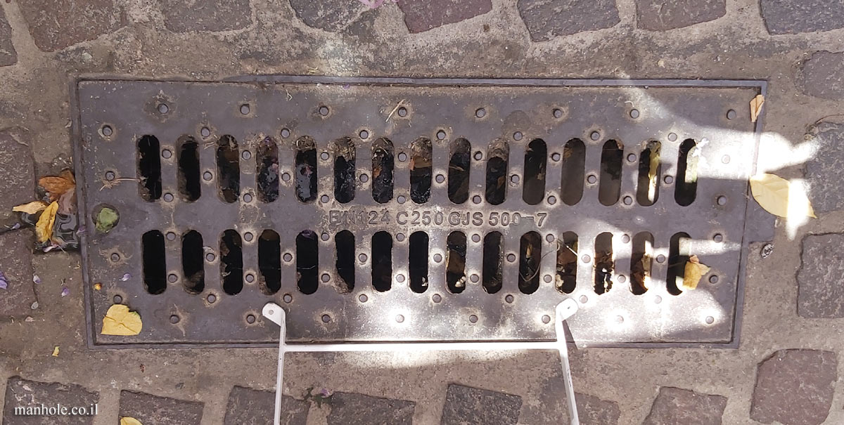 Chania - sidewalk drain with wide edges