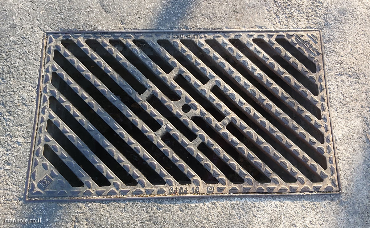 Daratsos - Sidewalk drainage with diagonal grooves