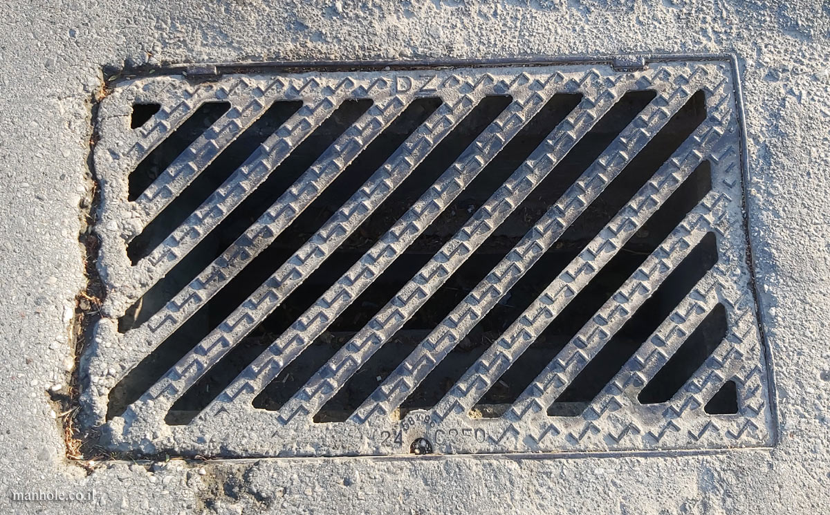Daratsos - DZ - Sidewalk drain with diagonal grooves and a background of straight angles