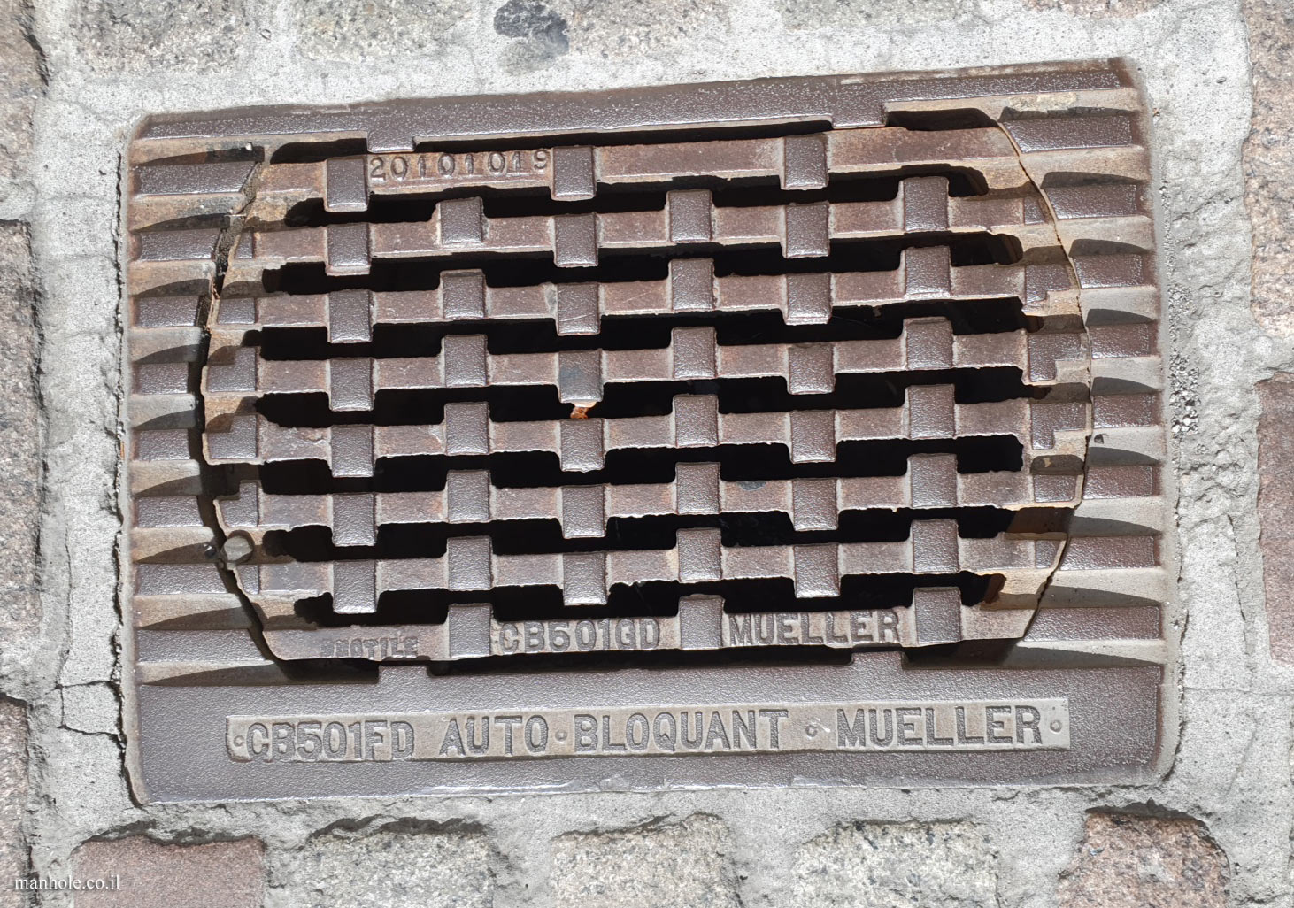 Montreal - Mueller drain cover