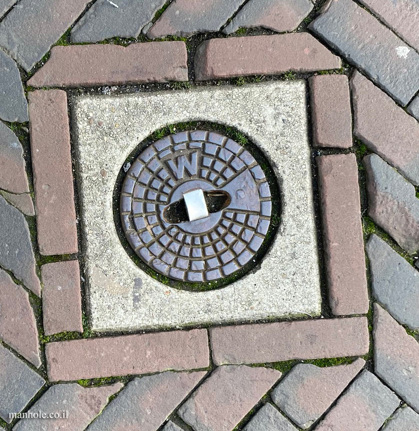 Utrecht - A small water cover with lifting handle