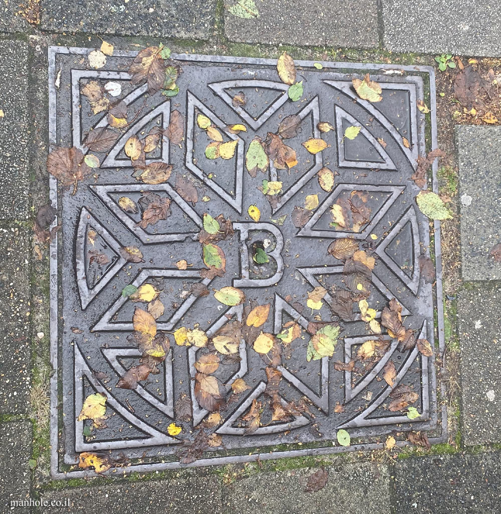 The Hague - A lid with the letter B in the center from which star-shaped rhombuses emerge