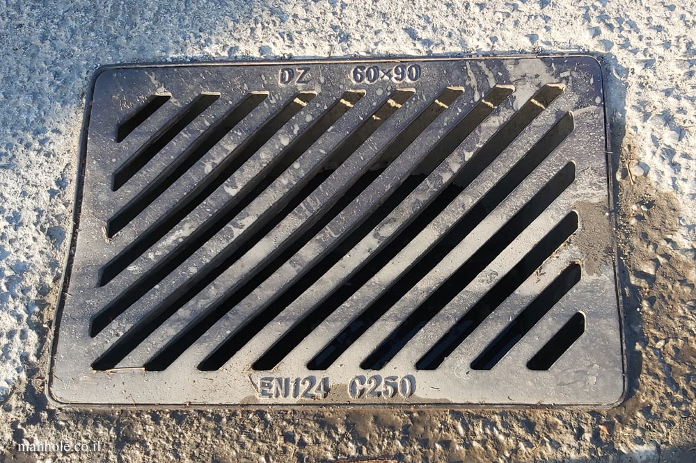 Daratsos - DZ - Sidewalk drain with diagonal grooves
