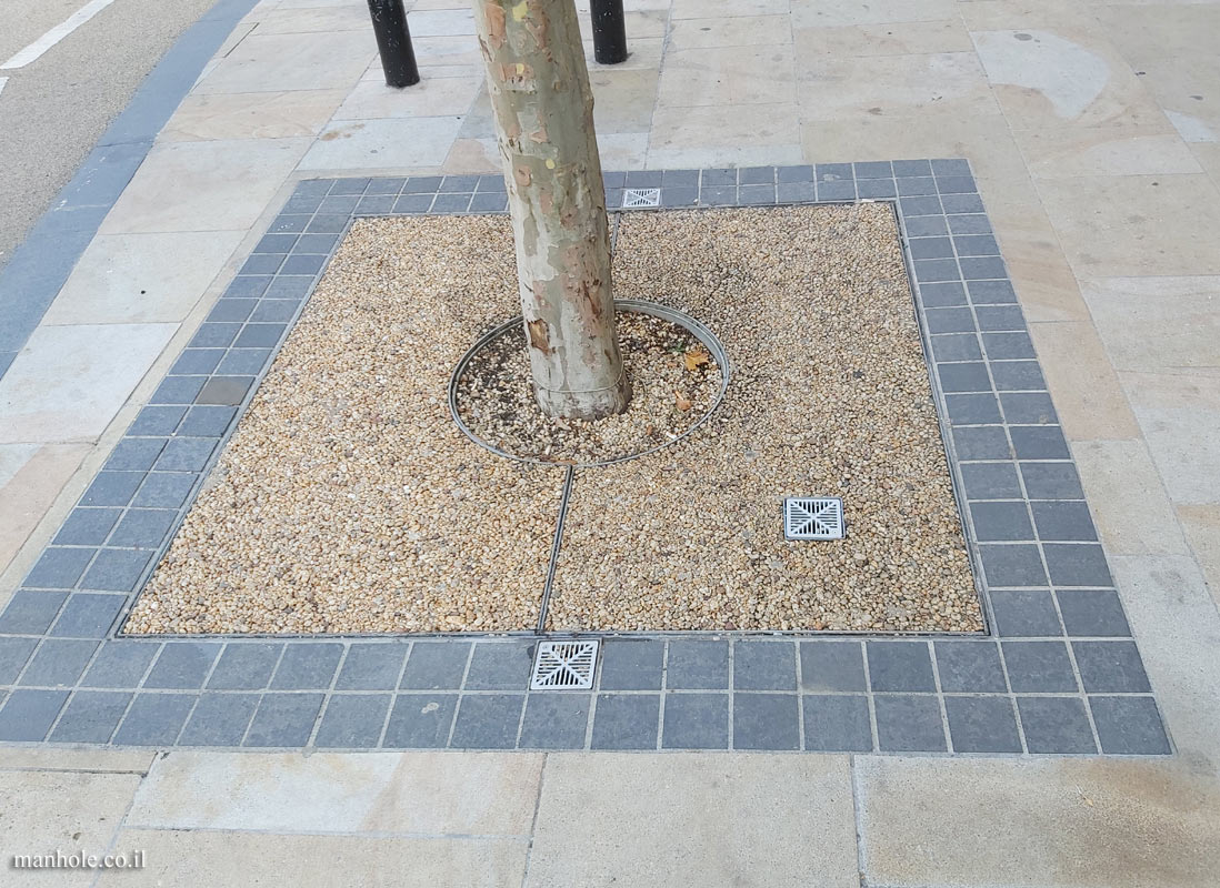 Oxford - Tree grate made of concrete, the height of metal drainage openings