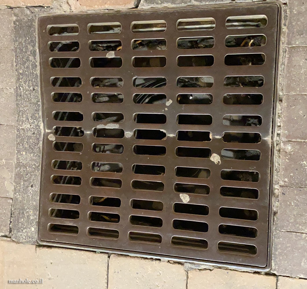 Montpellier - Drain cover with rows of parallel slots