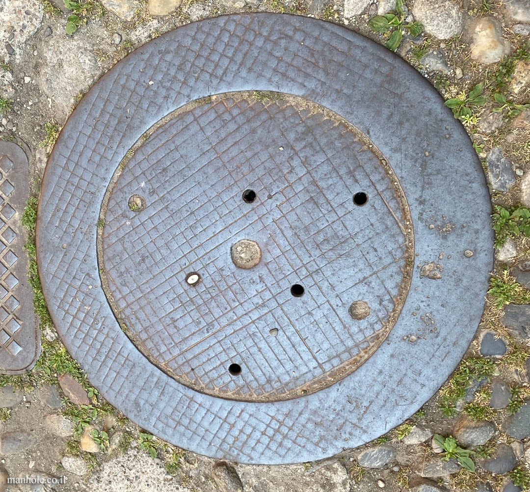 Milan - a round lid surrounded by a round ring