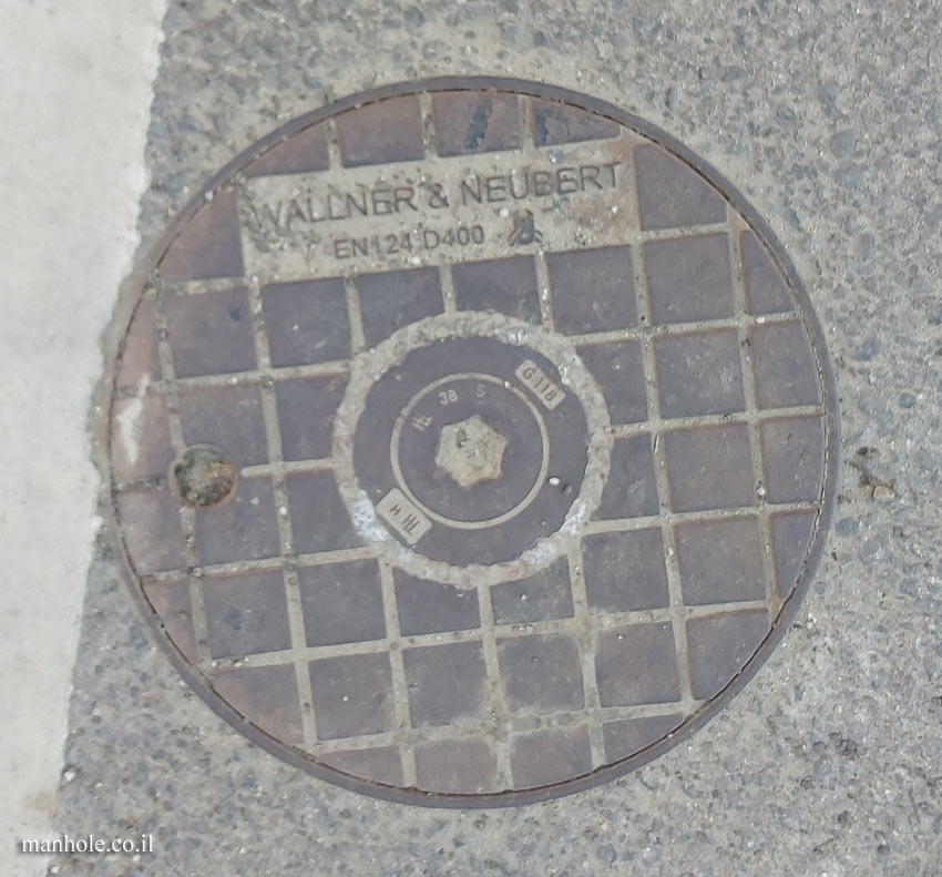 Vienna - a small round lid with a background of squares