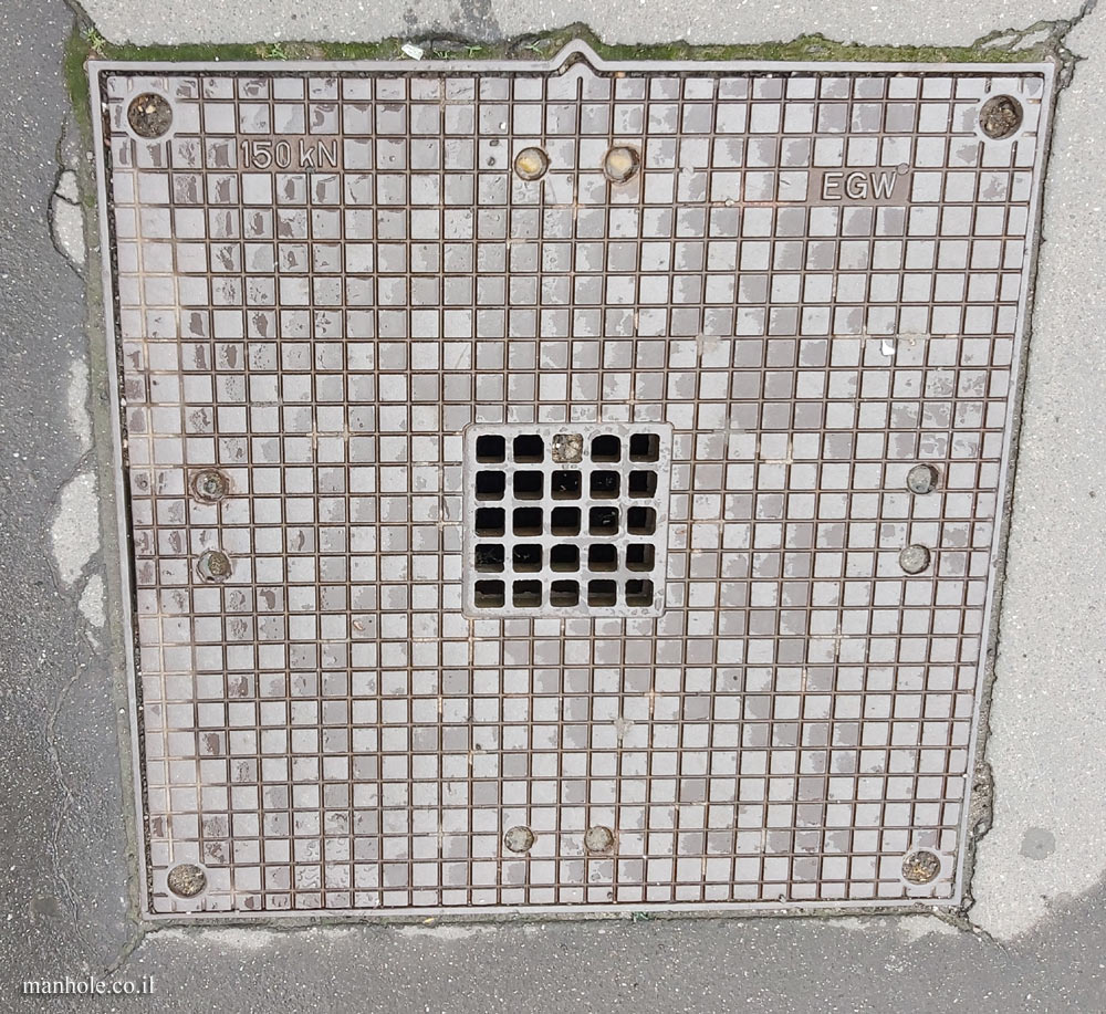 Vienna - a lid with a background of squares and drainage openings in the center