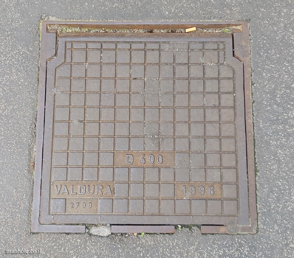 Vienna - VALDURA - Square cover with lift axis (2)