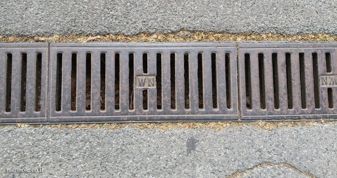 Vienna - narrow sidewalk drainage strip