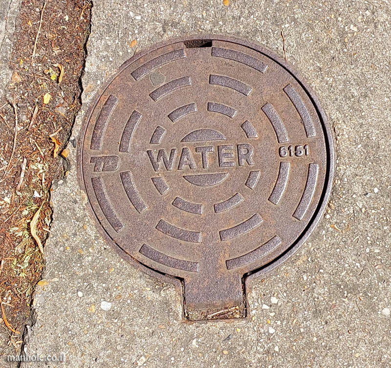 Cambridge - a small water cover with a lifting hinge