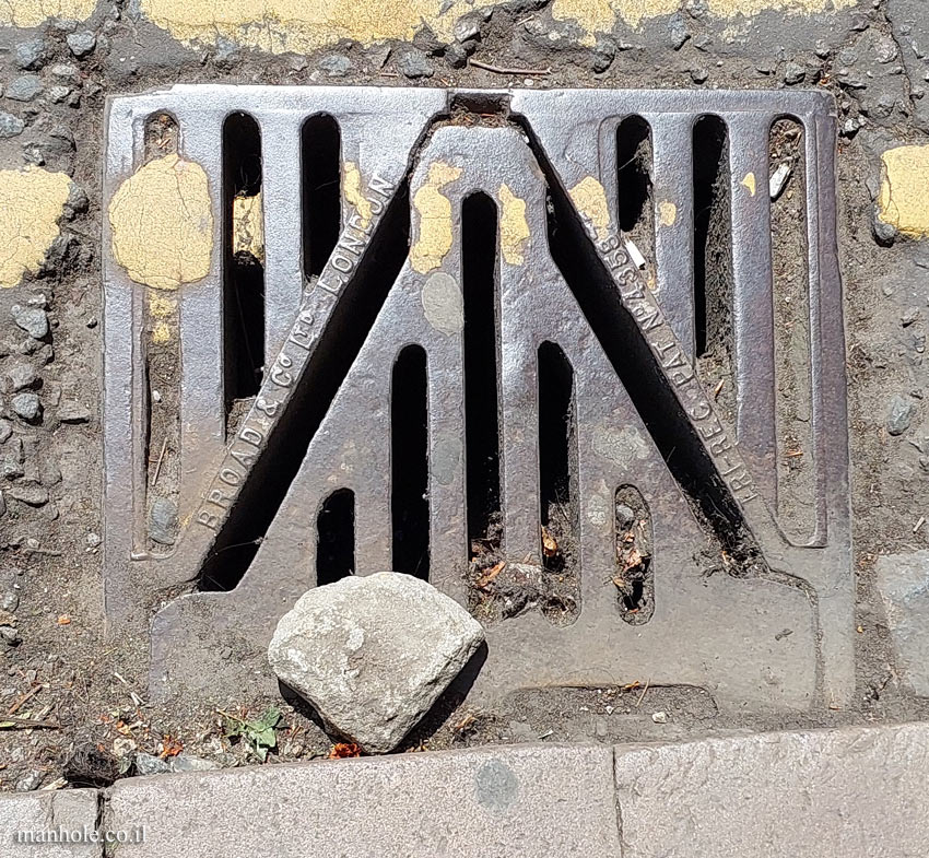 Cambridge - Sidewalk drain with triangular opening