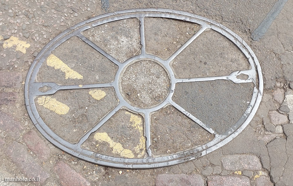 Cambridge - An elliptical concrete cover