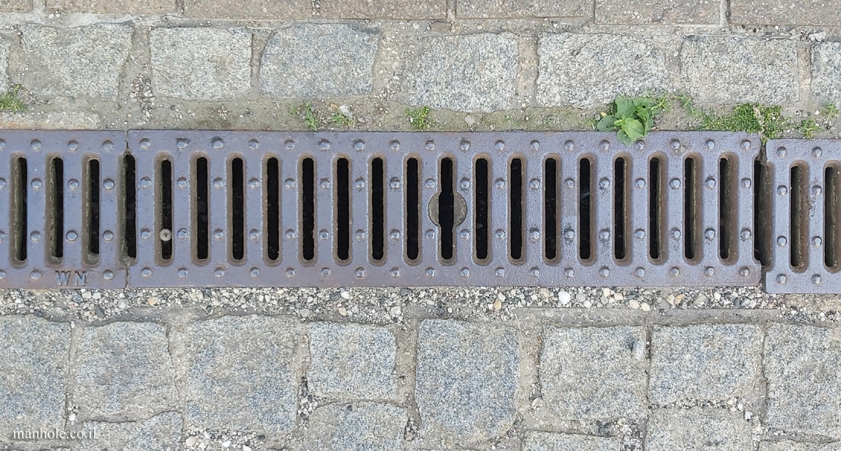 Vienna - narrow sidewalk drainage strip (2)
