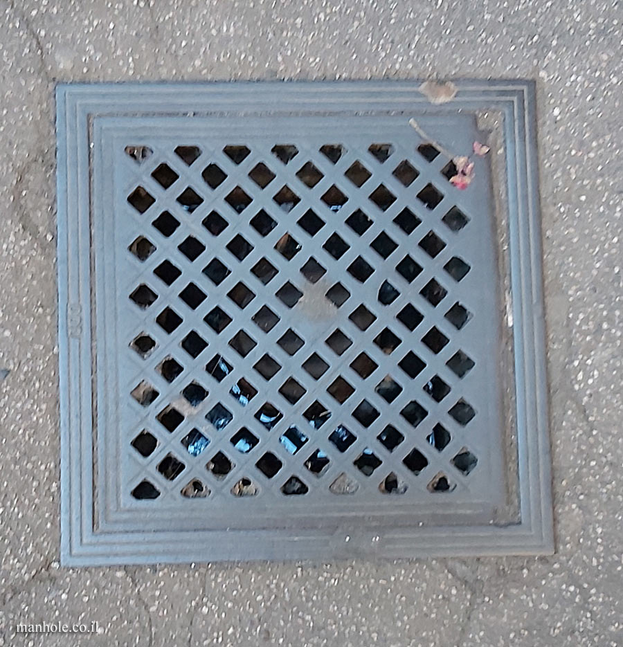 Vienna - drain cover with regular diamond-shaped grooves