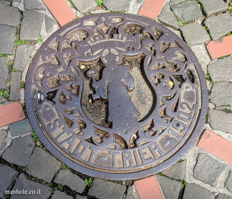 Trier - A cover with the city emblem in the center