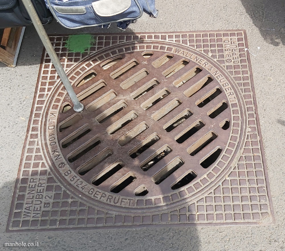 Vienna - round drain cover with a square frame