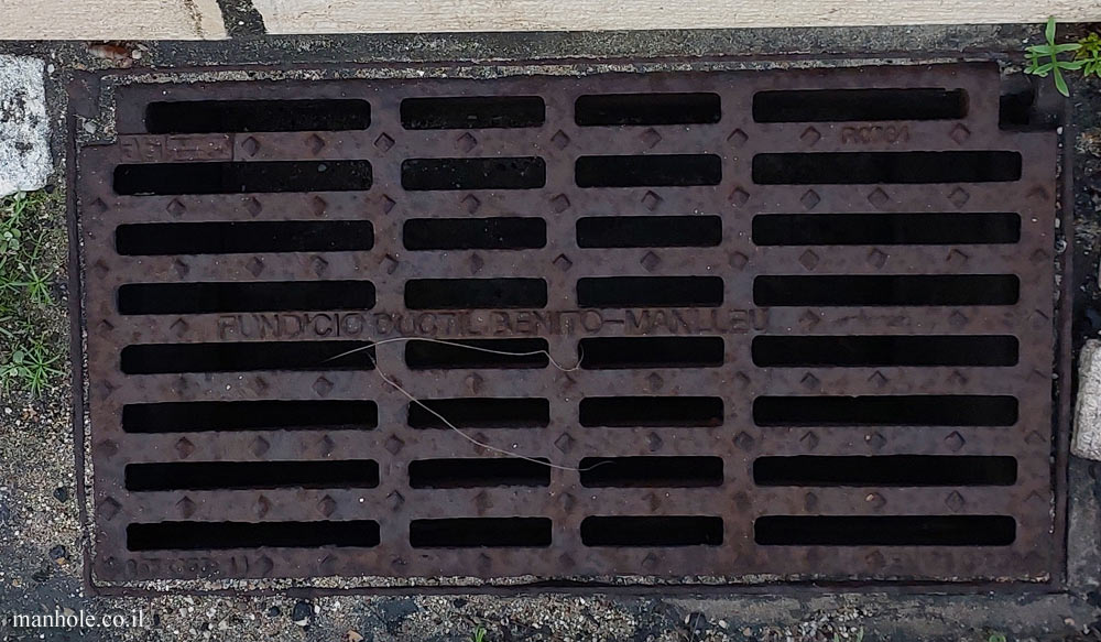 Cascais - sidewalk drainage