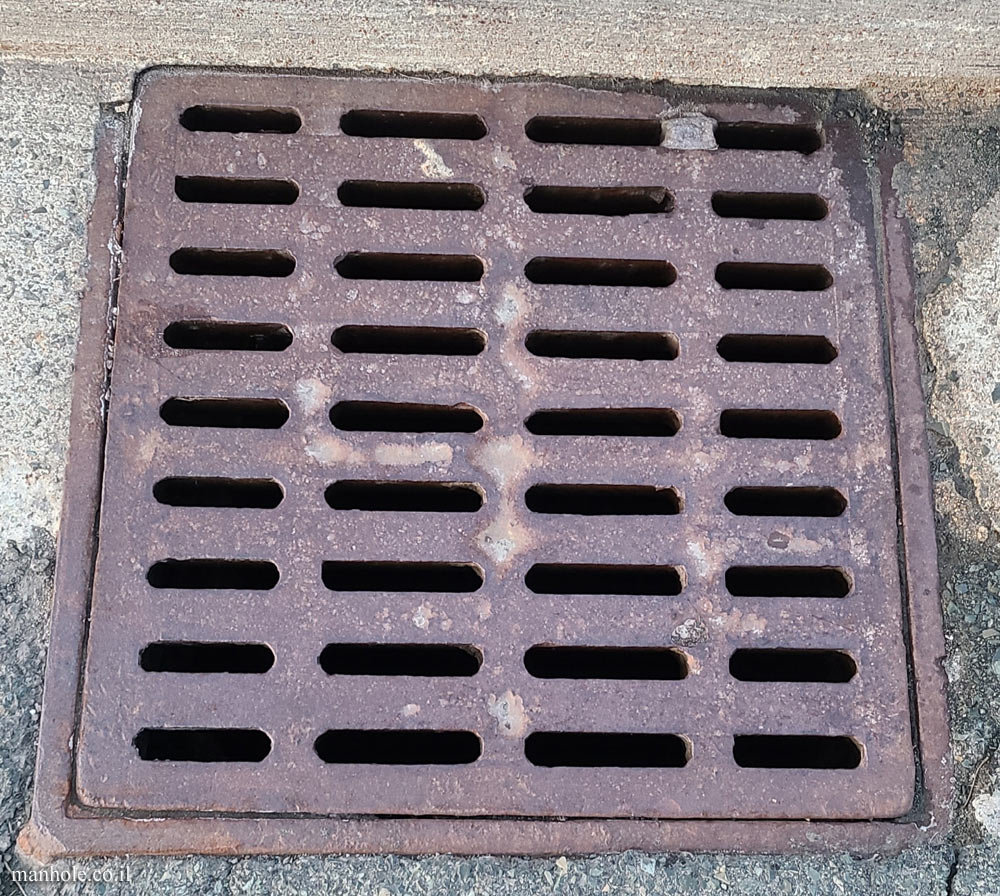 Mount Pearl, NL - Square drain cover with 4 rows of thin grooves