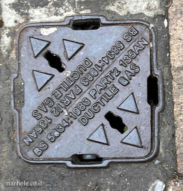 York - Small diagonal gas manhole cover- 1983