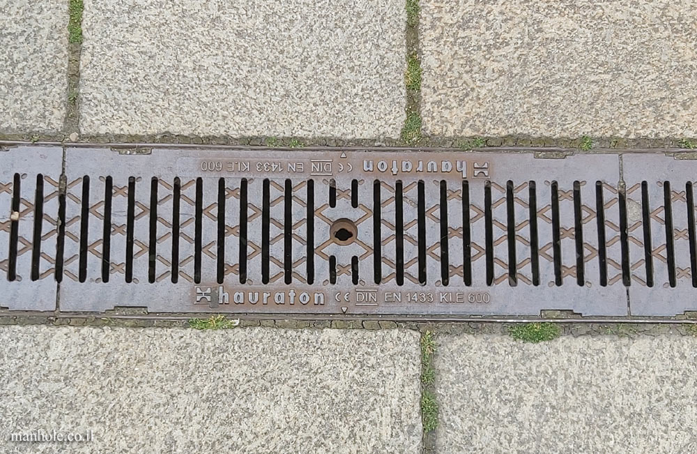 Vienna - narrow sidewalk drainage strip (3)