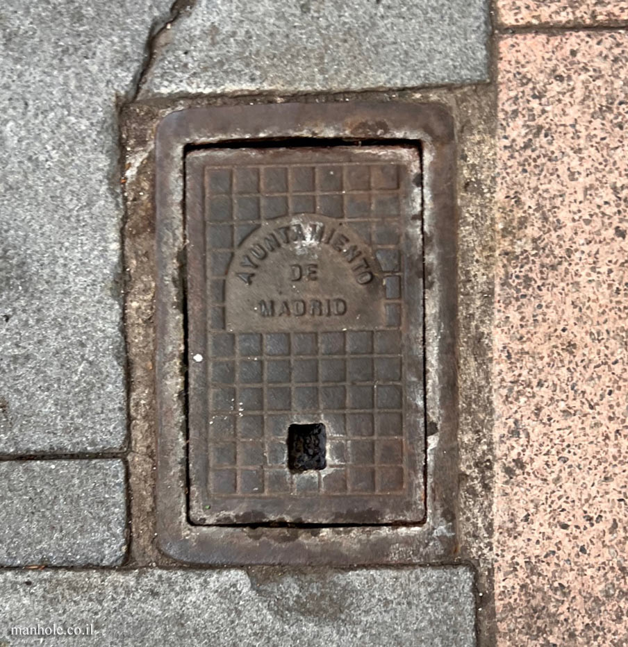Madrid - rectangular lid with checkered background