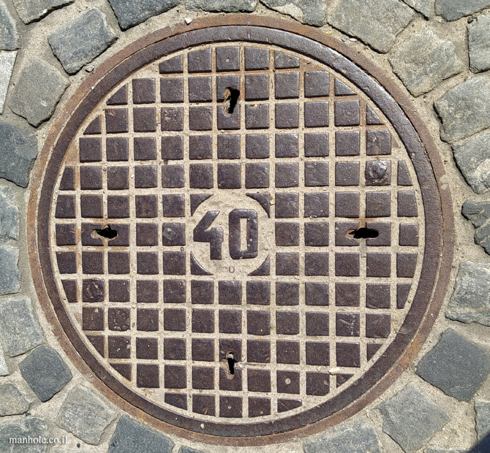 Warsaw - round cover with squares (12)