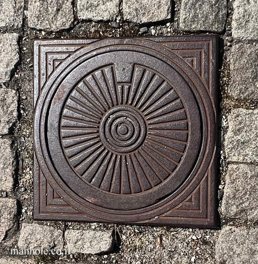 Copenhagen - a lid with circles in the center from which rays come out