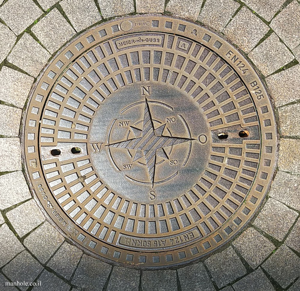 Warsaw - a lid with the Compass rose on it (2)