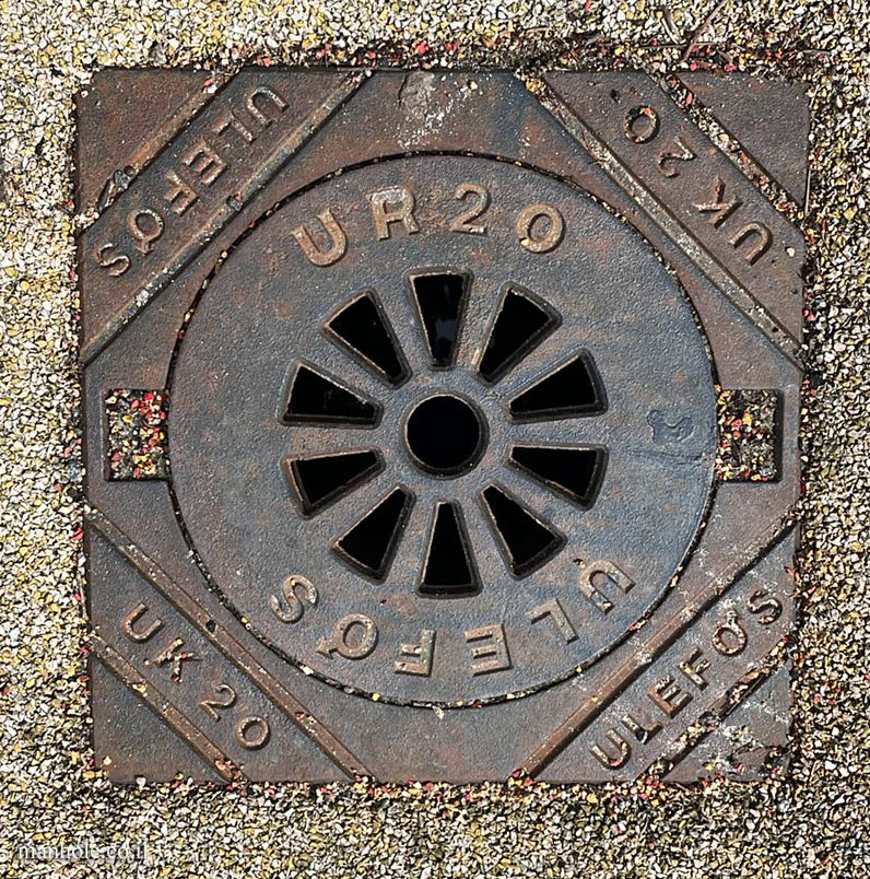 Arendal - round drain cover in a square frame