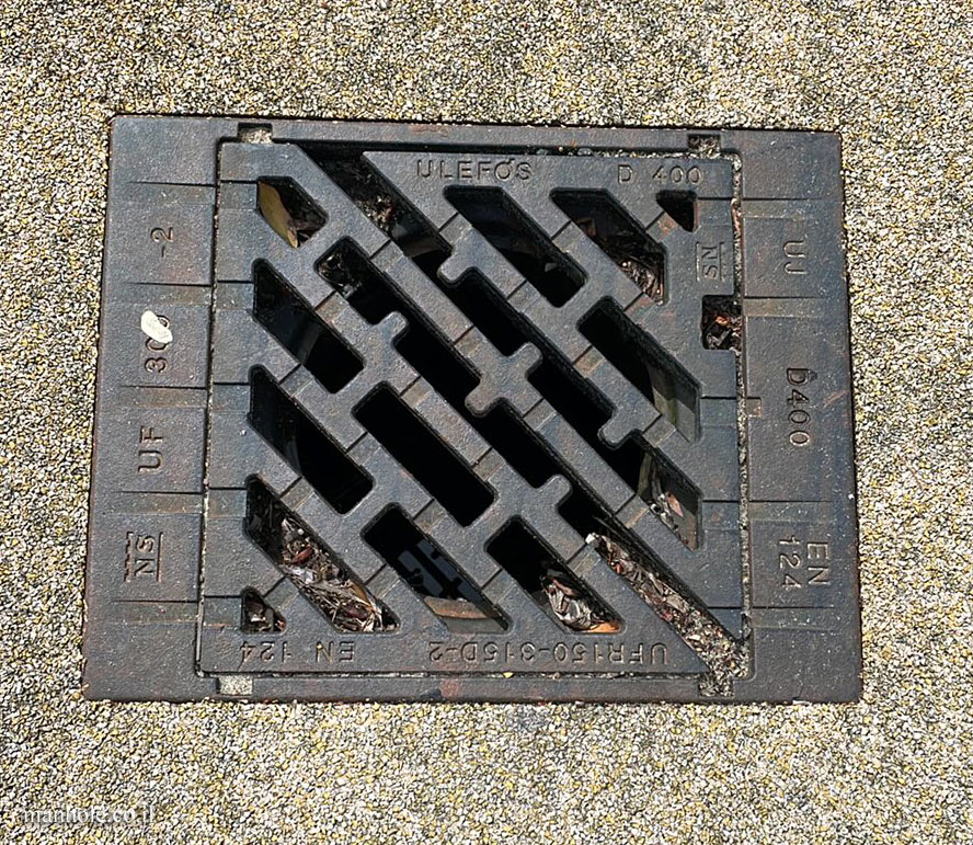 Arendal - square drain cover in a rectangular frame