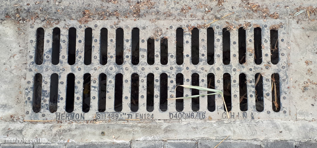 Drainage of sidewalk with no upper part - Tel Aviv - with raised dots