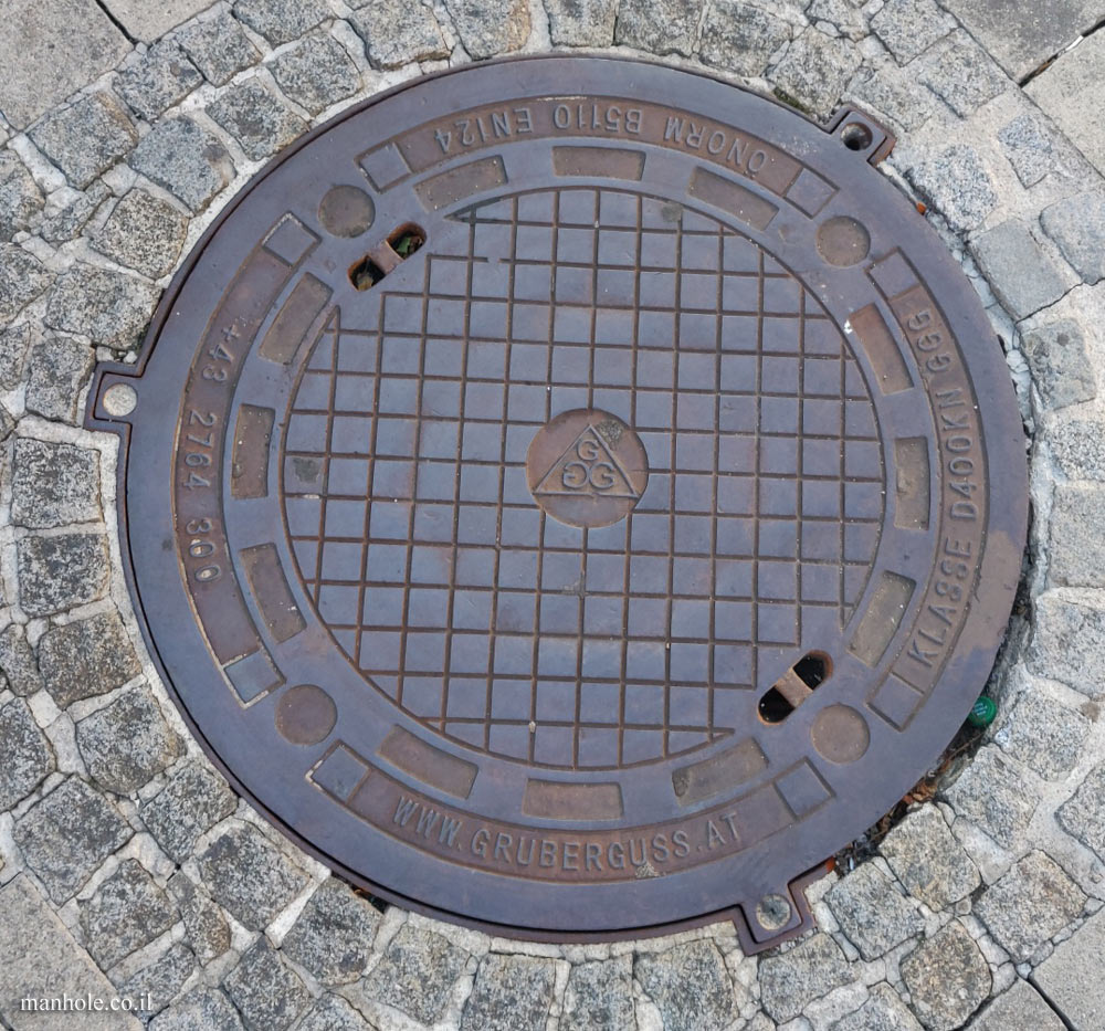 Vienna - a round lid with a background of squares (2)