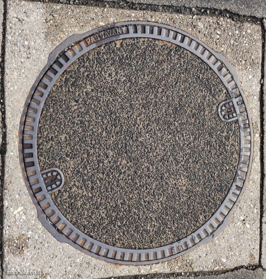 Vienna - a round concrete cover surrounded by a metal frame (3)