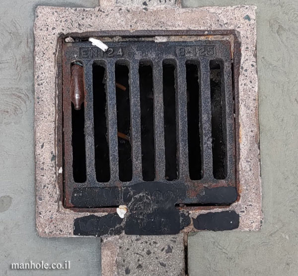 Manchester - Small square drain cover