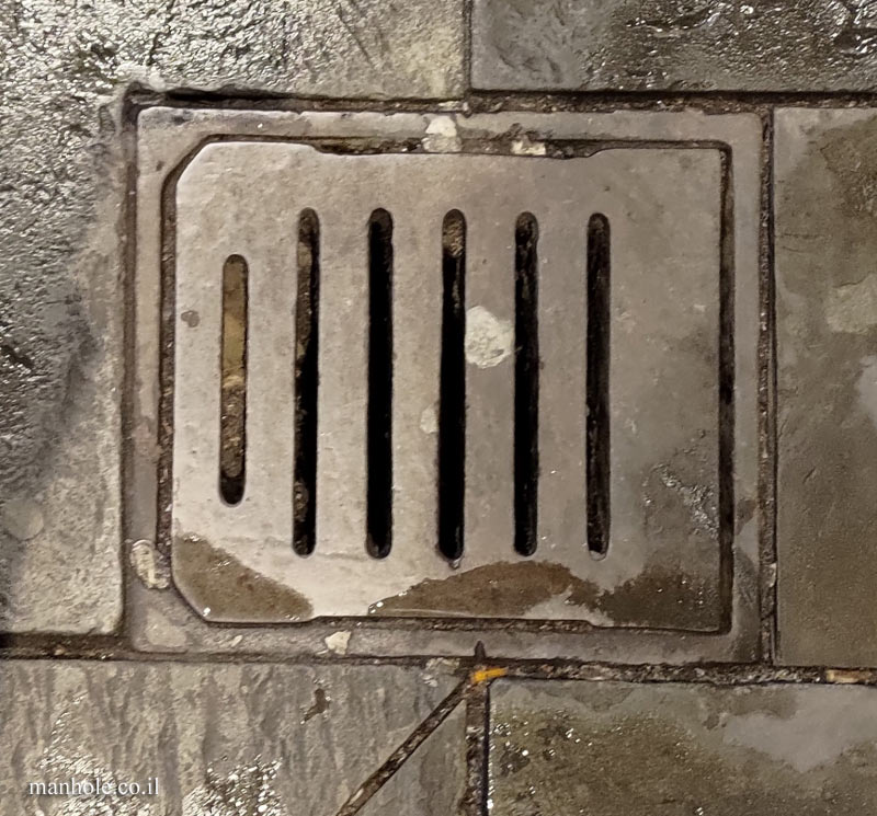Manchester - drain cover with narrow slots